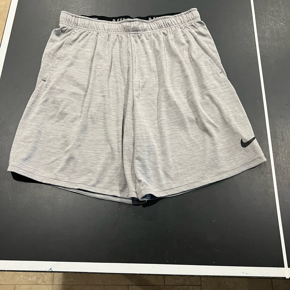 Nike mens gray drifit shorts size XXL
